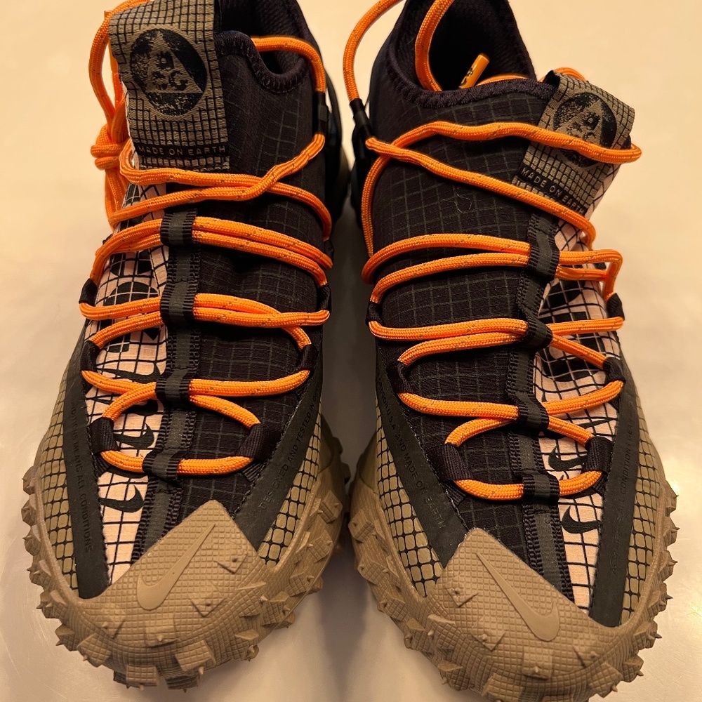 Nike ACG mountain fly low